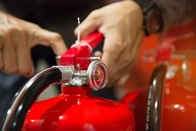 engineers-are-pull-safety-pin-fire-extinguishers.jpg 