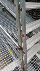Pojazdný rebrík používaný so značnou koróziou spojov.